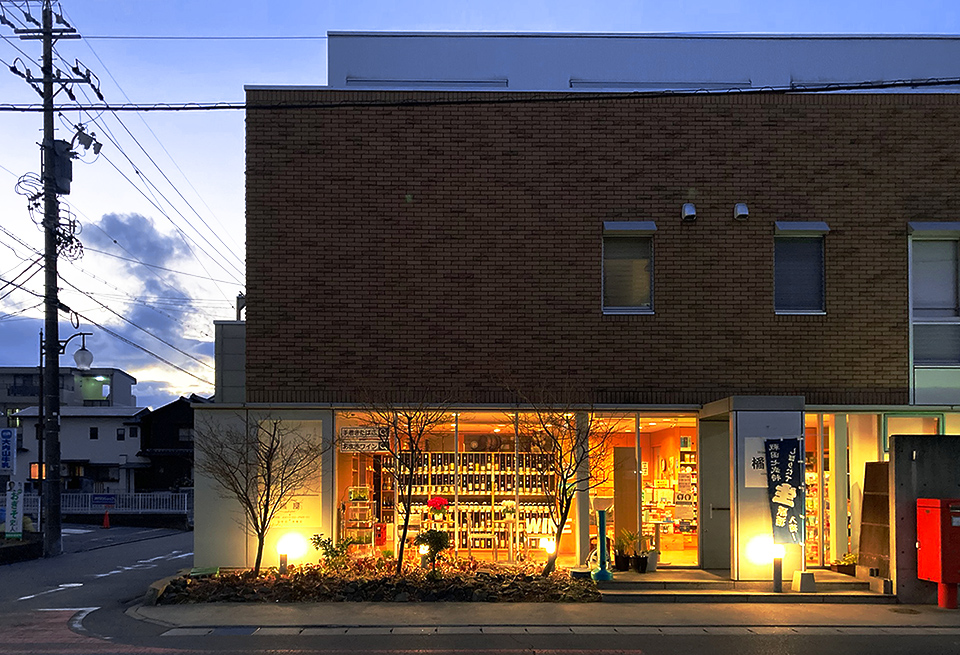 夕暮れ時の橘屋の店舗外観